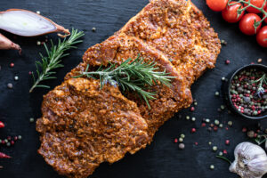 Kiaulienos sprandinės kepsniai marinuoti su kava ir pipirais